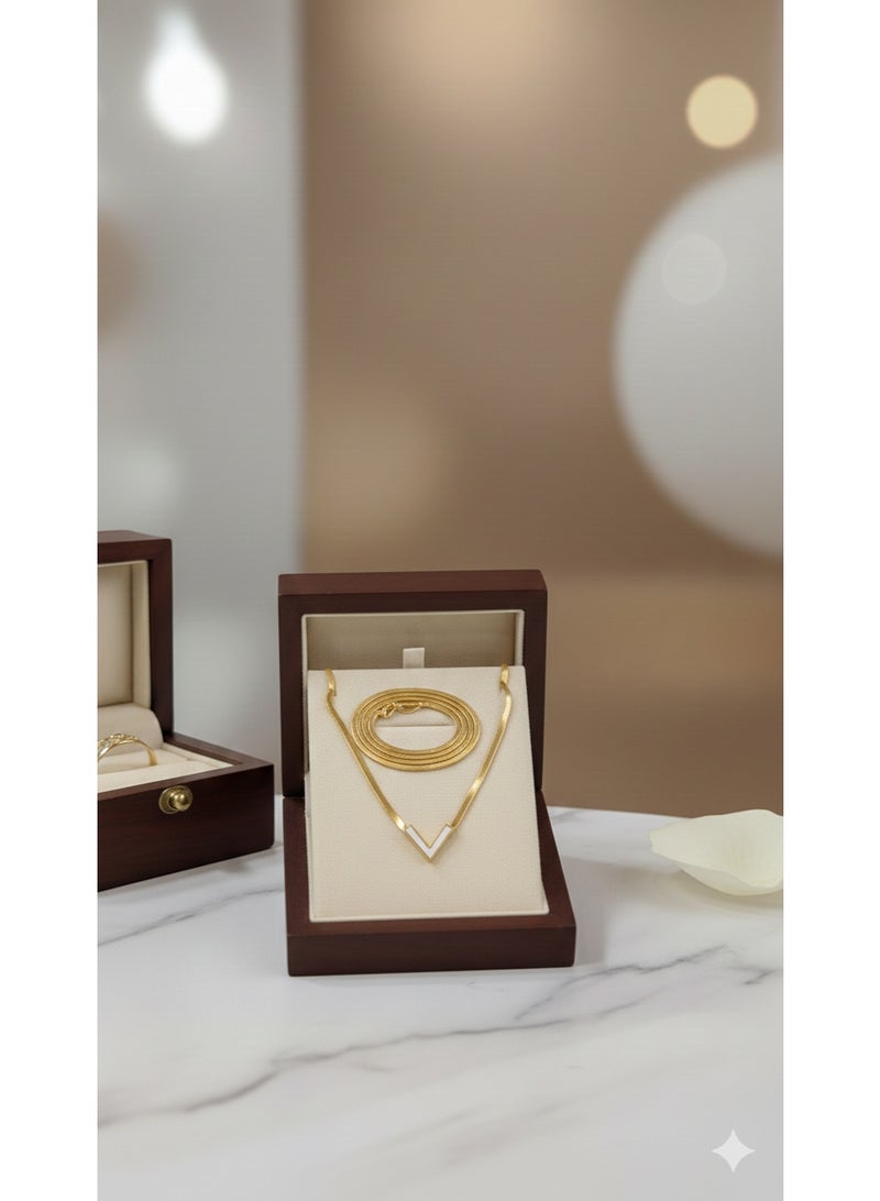 ورد قلادة نسائية جنزير ناعم (سنيك) مطلية بالذهب بتصميم V عصري - من الستانلس ستيل الفاخر. - Image 2